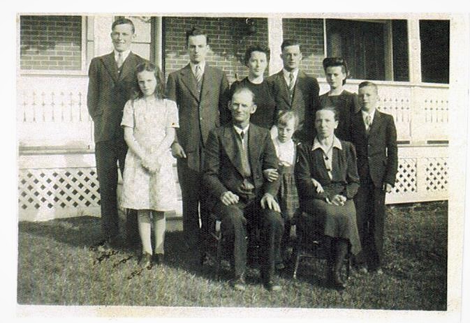 pictures/CECILIA & WILLIAM HUTCHISON/Groups/1.2 Hutchisons 001.jpg